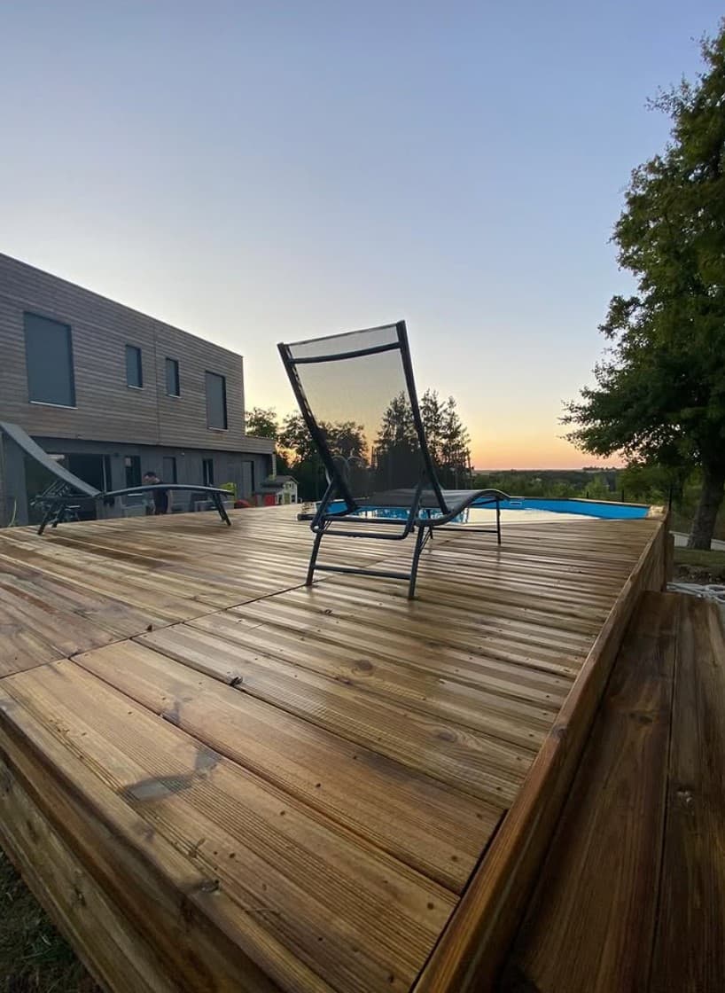 Création de terrasse en bois avec piscine
